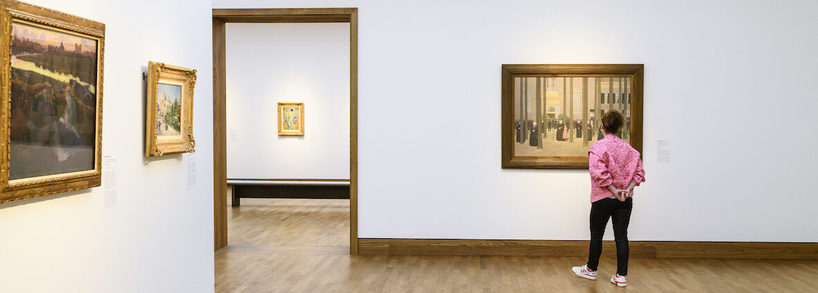 Vrouw in een museumzaal, ze bekijkt een schilderij