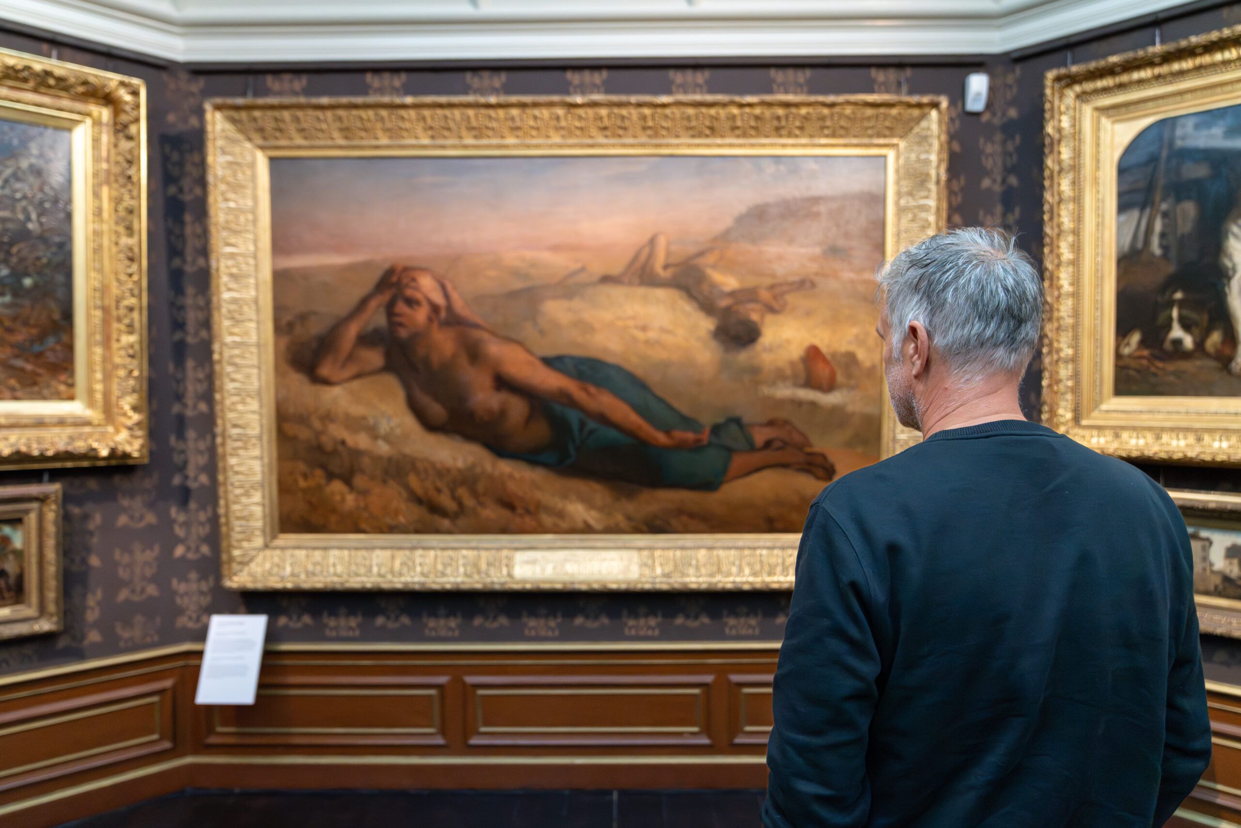 Vier mensen zijn met elkaar in gesprek op een podium